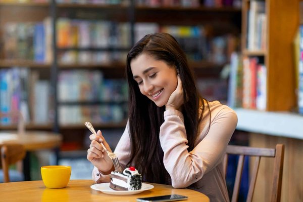 Quali sono i segreti per una torta caprese con mandorle tostate e cioccolato amaro?
